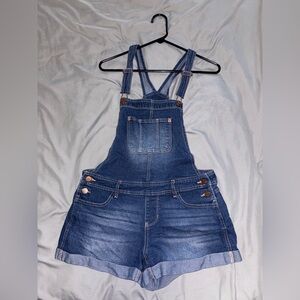 NOBO Overall Shorts
Relaxed fit 
Size: Medium (7-9)